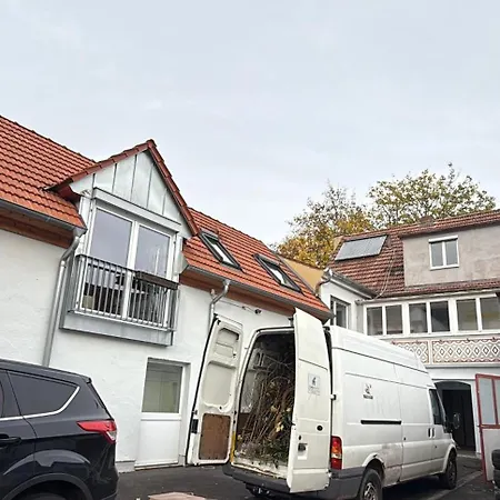 In Kueche, Bad, Schlafen